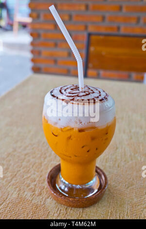 Cha Yen, Rosso Thai tè freddo con latte, Kanchanaburi Thailandia Foto Stock