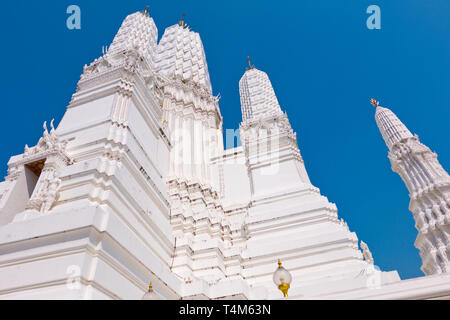 Prang, in stile Ayuthaya, Wat Mahathat Worawihan, Phetchaburi, Thailandia Foto Stock