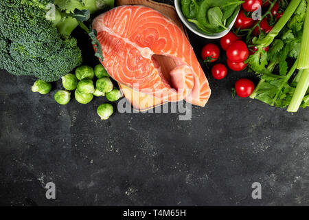 Set di cibo sano e laici piana. Selezione di mangiare sano pesce, verdure, antiossidanti e fonti di omega 3. Cibo sano per il cuore, dieta, ketogen Foto Stock