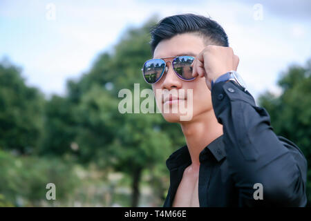 Bel Ragazzo con occhiali da sole Foto Stock