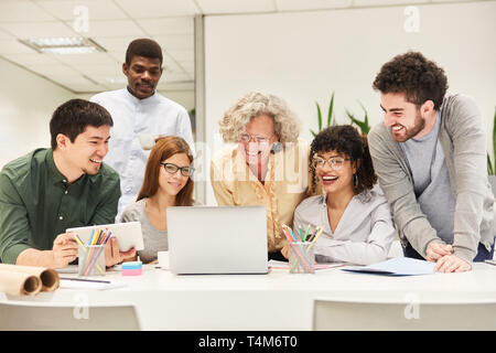 Avvio di Business Developer Team in un incontro presso il computer portatile ha un'idea Foto Stock