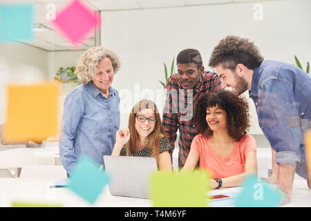 Avvio di Business Team lavora insieme sul computer in ufficio Foto Stock