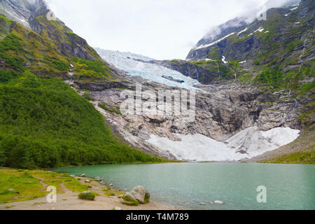 Paesaggio con fiume vicino ghiacciaio Briksdalsbreen Foto Stock