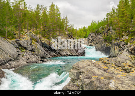 Fiume di montagna panorama della valle Foto Stock