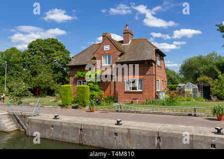 Bloccaggio di Clifton e bloccare i detentori casa sul Fiume Tamigi, UK. Foto Stock