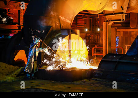 Duisburg, la zona della Ruhr, Renania settentrionale-Vestfalia, Germania - ThyssenKrupp Steel, un lavoratore di acciaio in una tuta protettiva richiede un grado 1500 hot ghisa campione Foto Stock