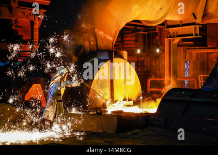 Duisburg, la zona della Ruhr, Renania settentrionale-Vestfalia, Germania - ThyssenKrupp Steel, un lavoratore di acciaio in una tuta protettiva richiede un grado 1500 hot ghisa campione Foto Stock