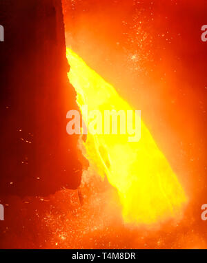 Duisburg, la zona della Ruhr, Renania settentrionale-Vestfalia, Germania - ThyssenKrupp Steel, 1500 grado a caldo di ferro di maiale durante la maschiatura a altoforno 8, fino a 19 percen Foto Stock