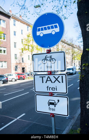 Ambiente lane per autobus, biciclette e-auto e taxi a Düsseldorf, Germania. Foto Stock