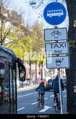 Ambiente lane per autobus, biciclette e-auto e taxi a Düsseldorf, Germania. Foto Stock