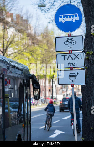 Ambiente lane per autobus, biciclette e-auto e taxi a Düsseldorf, Germania. Foto Stock