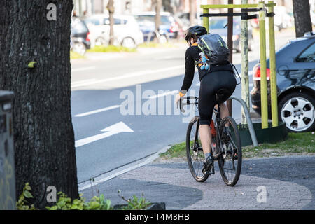 Ambiente lane per autobus, biciclette e-auto e taxi a Düsseldorf, Germania. Foto Stock