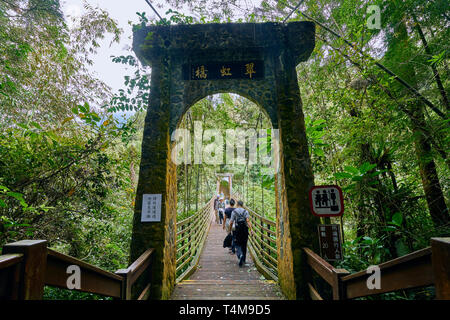 Nantou, Taiwan - 7 Dicembre 2018: persone attraverso la sospensione Cuihong ponte in Xitou Natura Istruzione Area a Nantou Lugu, Taiwan. Foto Stock