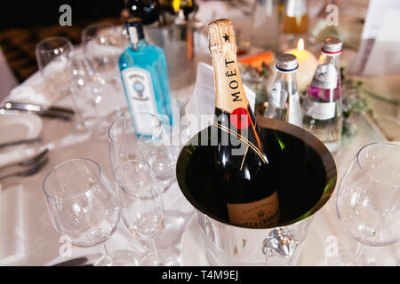 JURMALA, Lettonia - 01 gennaio 2019: Moet champagne di lusso su un tavolo con una bottiglia di gin Bombay in background Foto Stock