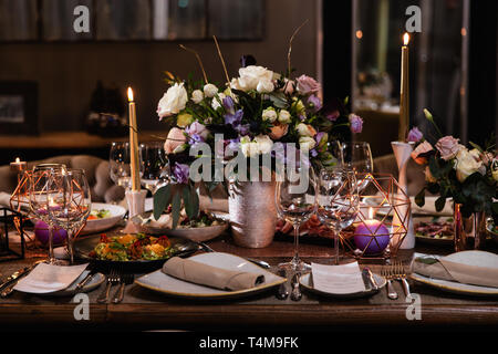 La decorazione di un tavolo a un ricevimento di matrimonio o festa di compleanno - bellissimi colori scuri Foto Stock