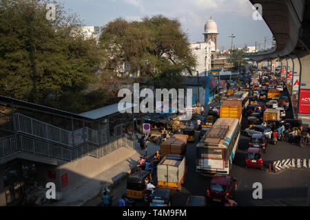 Strade congestionate, moderne metro rail station e la famosa Torre dell'Orologio costruita nell'anno 1935, che punteggiano il paesaggio urbano della città di Hyderabad in India.13 Aprile 2019 Foto Stock