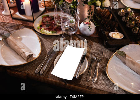 La decorazione di un tavolo a un ricevimento di matrimonio o festa di compleanno - bellissimi colori scuri Foto Stock