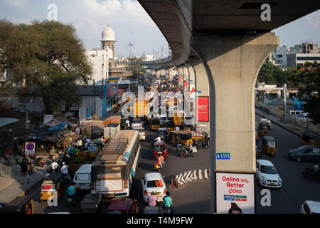 Strade congestionate, moderne metro rail station e la famosa Torre dell'Orologio costruita nell'anno 1935, che punteggiano il paesaggio urbano della città di Hyderabad in India.13 Aprile 2019 Foto Stock