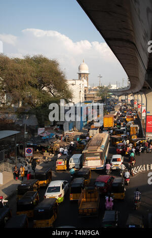 Strade congestionate, moderne metro rail station e la famosa Torre dell'Orologio costruita nell'anno 1935, che punteggiano il paesaggio urbano della città di Hyderabad in India.13 Aprile 2019 Foto Stock