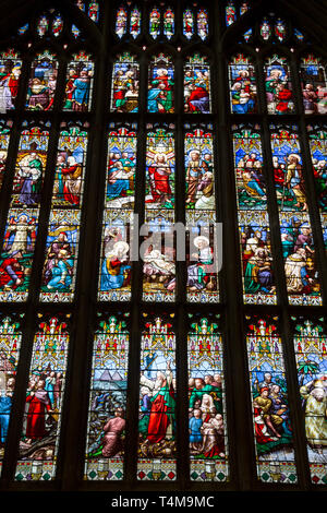 Vetrata, Cattedrale di Gloucester; Inghilterra; Regno Unito Foto Stock