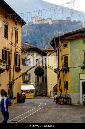 Il vecchio villaggio di Pergine, preparati per i mercatini di Natale in gramatica's street Foto Stock