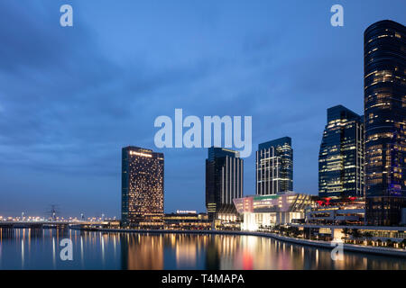 AL MARYAH ISOLA, ABU DHABI, Emirati Arabi Uniti - 11 Aprile 2019: Il Four Seasons hotel (sinistra), galleria shopping Mall (centro), Abu Dhabi Global M Foto Stock