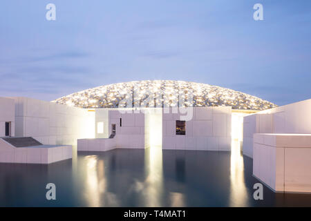 SAADIYAT ISLAND, ABU DHABI, Emirati Arabi Uniti - 12 Aprile 2019: il Louvre Abu Dhabi su Saadiyat Island, progettato dall'architetto Jean Nouvel. ( Ryan Foto Stock