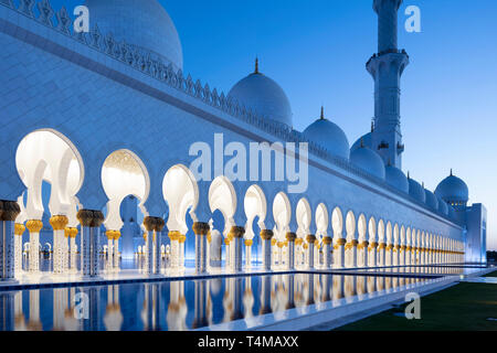 ABU DHABI, Emirati Arabi Uniti - 15 Aprile 2019: La Sheikh Zayed grande moschea è una delle più grandi moschee del mondo. ( Ryan Carter ) Foto Stock