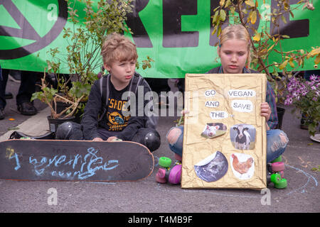 16 Aprile 2019: Eccitazione ribellione: Bambini azienda cartelli per protestare circa i cambiamenti climatici sul ponte di Waterloo, London.UK Foto Stock