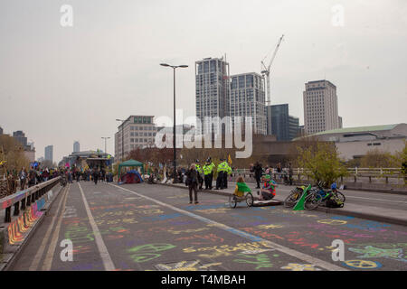 16 Aprile 2019: estinzione della ribellione: dipinto graffiti su strada a Waterloo Bridge, London, Regno Unito Foto Stock