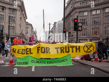 17 Aprile 2019: Estinzione ribellione: manifestanti Banner ' Rebel per la verità ' a Oxford Circus. Londra. Regno Unito Foto Stock