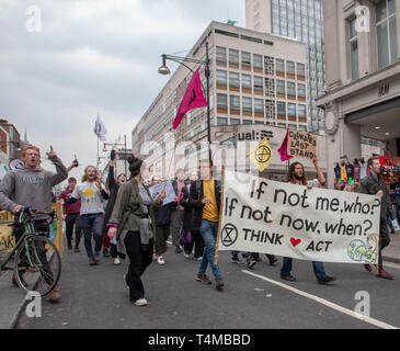 Londra Regno Unito 17 aprile 2019: Ribellione dell'estinzione: Attivisti per il cambiamento climatico che protestano in Regent Street, Oxford Circus, credito: Ian Humphreys Foto Stock