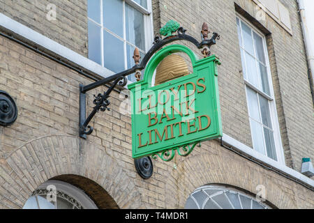 Appeso segno della Lloyds Bank, Bury St Edmunds, Suffolk UK Foto Stock