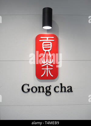 Marzo 2019 - Corea del Sud: il bianco e il rosso Cinese tradizionale logo della bolla di Taiwan tè società Gong Cha su un muro bianco Foto Stock