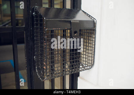 Un vecchio overload mailbox arrugginito in attesa di qualcuno per alleviare se dalla cella posta. Foto Stock