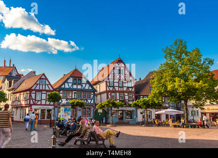 Seligenstadt, Germania - Maggio 2010: grande vista sulla piazza del mercato di Seligenstadt, una delle più antiche città della Germania. Le persone sono seduti sui banchi,... Foto Stock