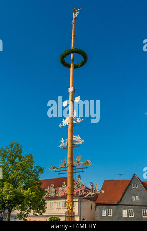 Bella la vista della parte superiore del maypole (Maibaum) sul marketplace in Seligenstadt, Germania. Dal paganesimo germanico e altomedievale di culture,... Foto Stock