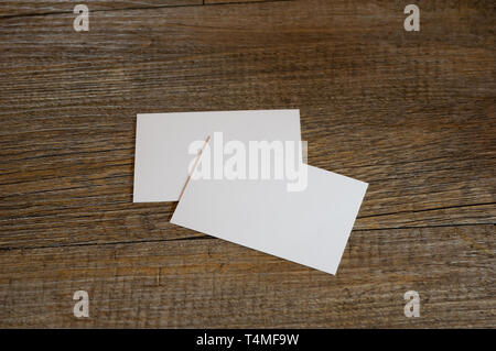 Blank business card modelli su una superficie di legno Foto Stock