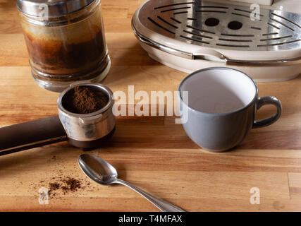 La preparazione del caffè con una macchina per il caffè Foto Stock