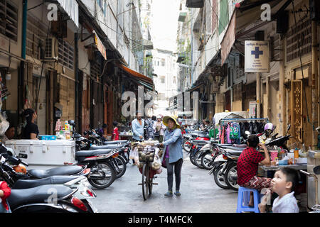 Strada laterale vicino al Psar o mercato Russei, Phnom Penh, Cambogia, sud-est asiatico, AsiaPhnom Penh, Cambogia, Asia sud-orientale, Asia Foto Stock