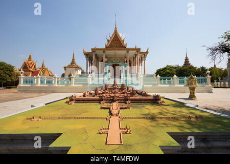 Angkor Wat modello nella parte anteriore della Pagoda d'argento all'interno del Palazzo Reale composto, Phnom Penh, Cambogia, Asia sud-orientale, Asia Foto Stock