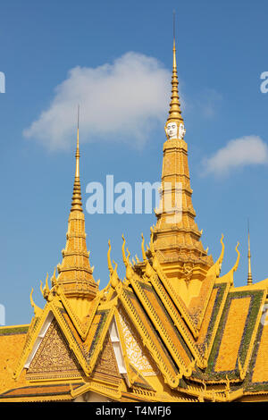 Guglia dorata del Trono Hall presso il Palazzo Reale di Phnom Penh, Cambogia, Asia sud-orientale, Asia Foto Stock