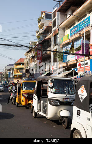 Tuk-Tuks lungo Preah Ang Eng Street, Sangkat Phsar Chas area, Phnom Penh, Cambogia, Asia sud-orientale, Asia Foto Stock