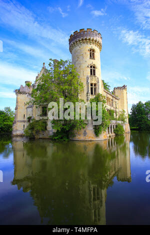 Favola di rovinare la Mothe-Chandeniers castello nella regione Nouvelle-Aquitaine, Francia, Europa Foto Stock