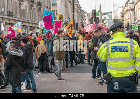 London, Regno Unito - 15 Aprile 2019: Metropolitan poliziotti delle pattuglie a Oxford street. Estinzione della ribellione gli attivisti barricade a Oxford Circus, Foto Stock