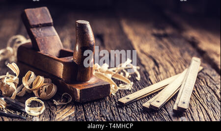 Vecchia ruspa e altri vintage carpenter strumenti in un laboratorio di falegnameria Foto Stock