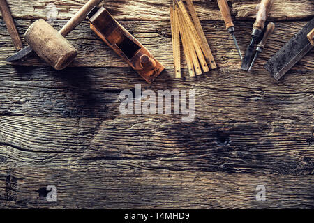 Parte superiore di vista vintage carpenter strumenti in un laboratorio di falegnameria Foto Stock