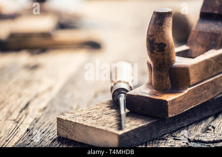 Vecchia ruspa e altri vintage carpenter strumenti in un laboratorio di falegnameria Foto Stock