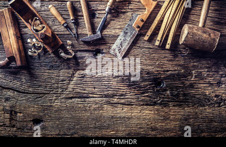 Parte superiore di vista vintage carpenter strumenti in un laboratorio di falegnameria Foto Stock