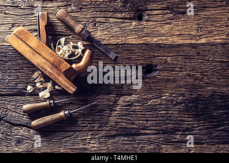 In alto di view old ruspa e altri vintage carpenter strumenti in un laboratorio di falegnameria Foto Stock